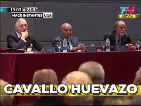 Un manifestante ingresó a la Universidad Católica Argentina y le tiró un huevazo al exMinistro de Economía, Domingo Cavallo. 